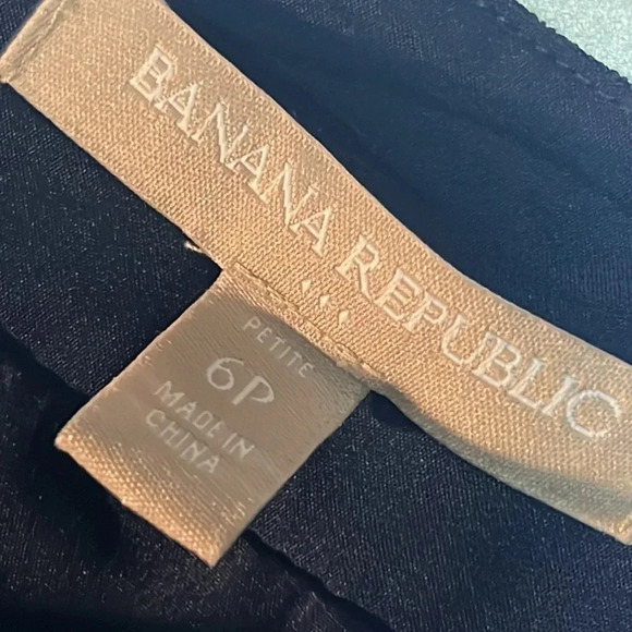 Banana‎ Republic Navy pleated skirt  with metallic threading. Size 6P - Picture 4 of 10